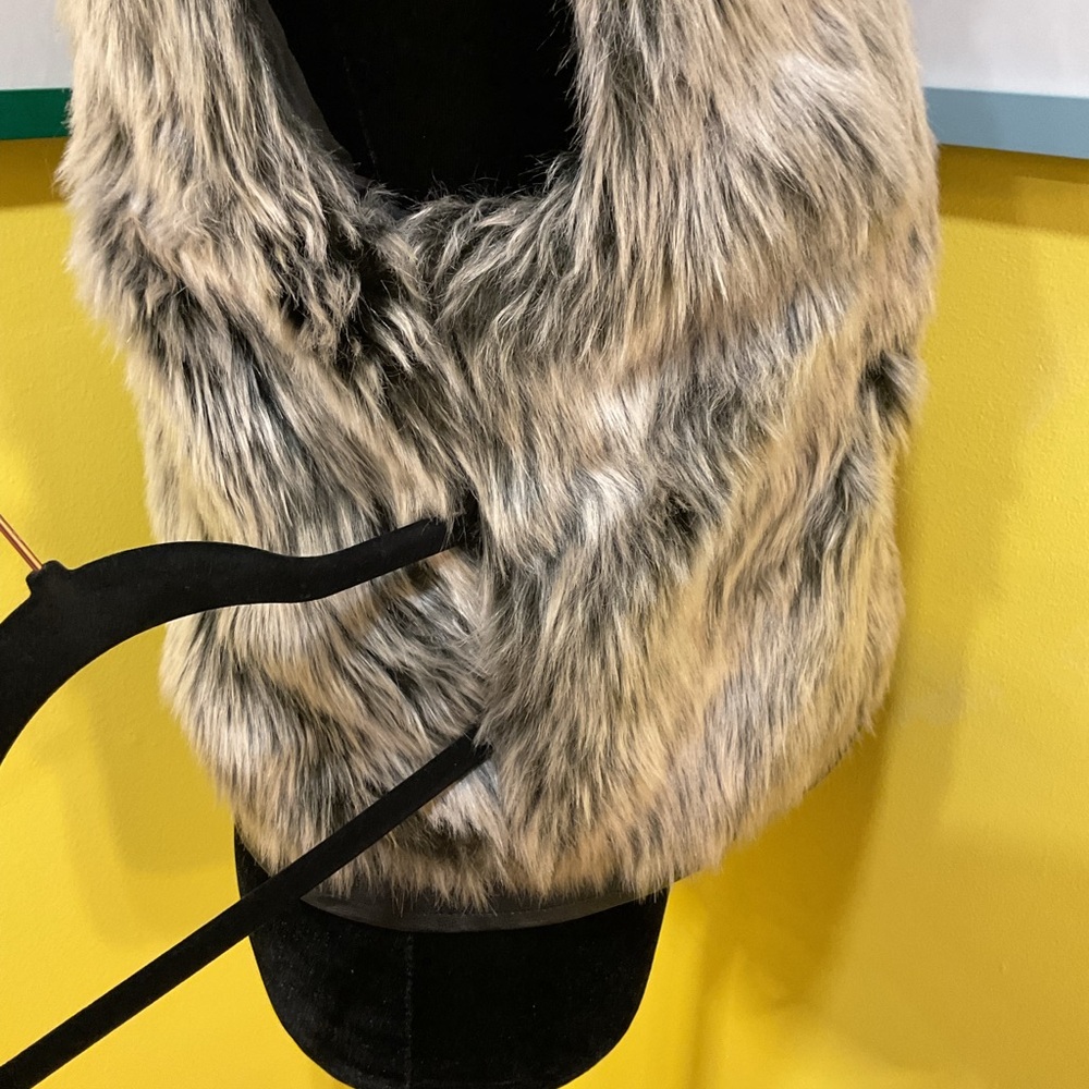 Cupcakes & Cashmere Alonso Grey Faux Fur Moto Vest with Faux Leather Trim Size M - Picture 8 of 11